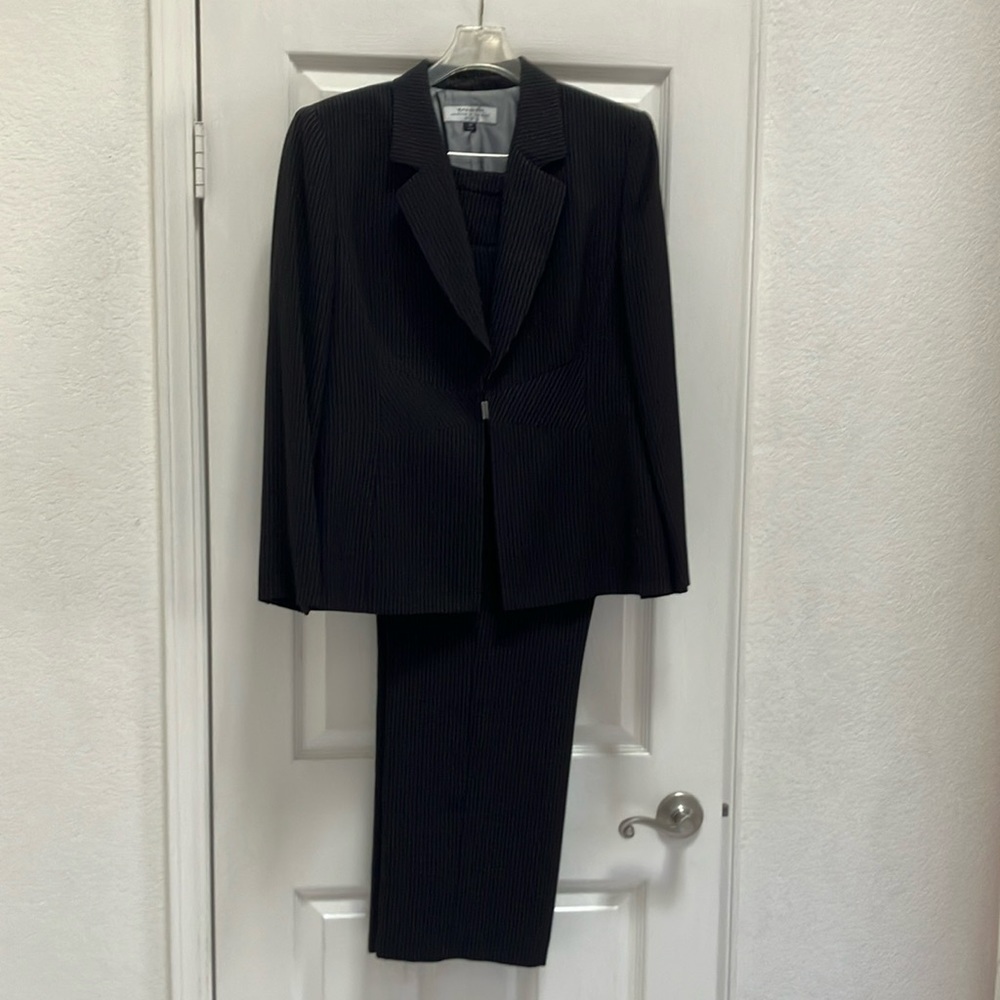 Size 16P Tahari women’s suit